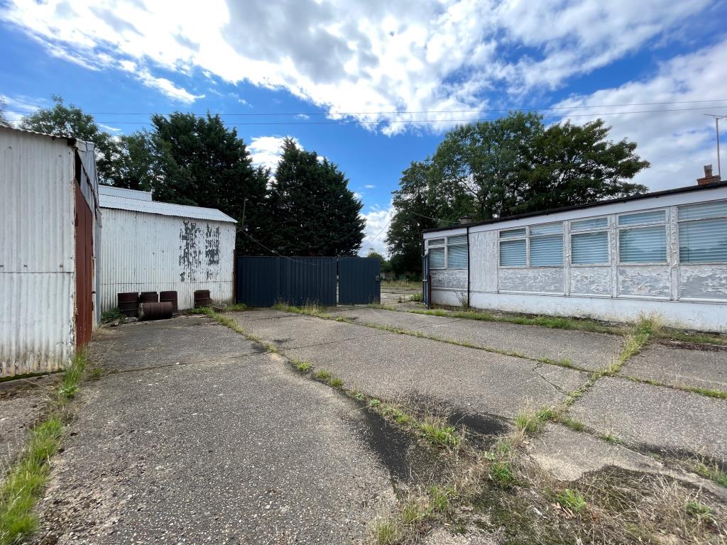 Lot: 130 - COMMERCIAL PROPERTY AND YARD WITH PLANNING - Entrance gates to the yard